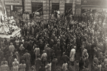 Tüntetők a szegedi Klauzál téri Kossuth-szobor előtt 1956. október 25-én. Fotó: Liebmann Béla / Forrás: Móra Ferenc Múzeum Helytörténeti Gyűjtemény