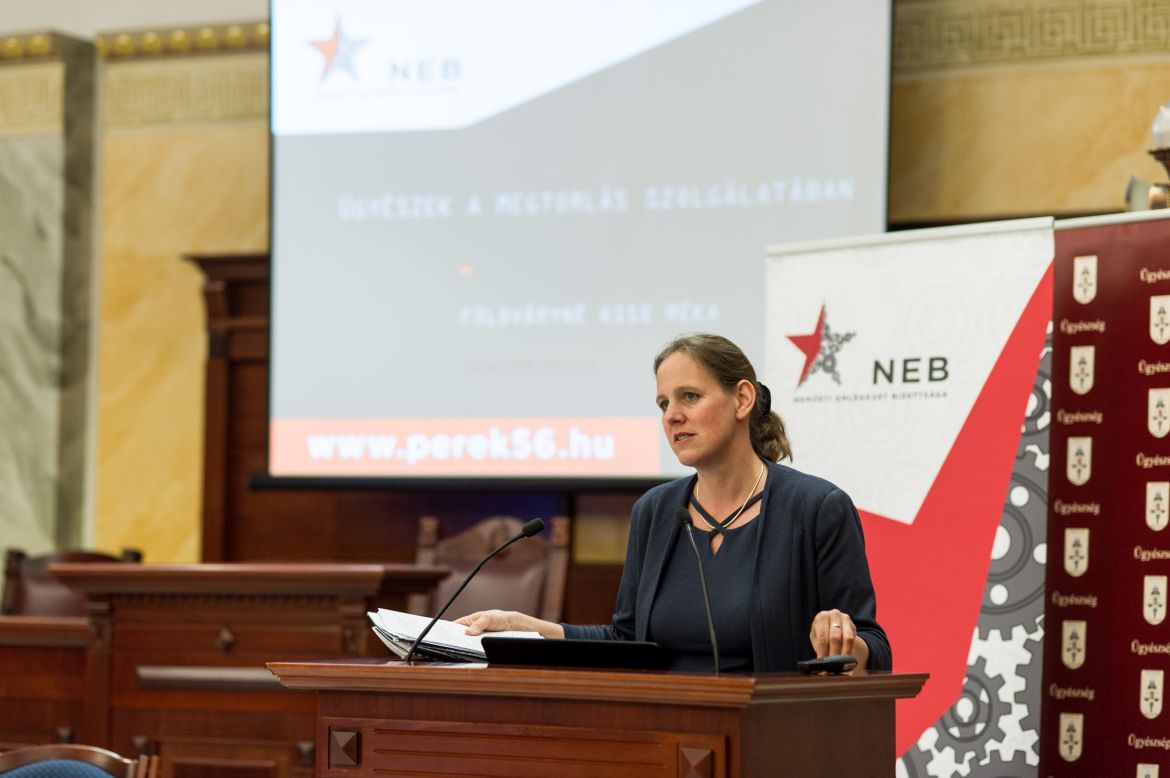 Földváryné Kiss Réka előadást tart A megtorlás fogaskerekei című konferencián 2018-ban. Forrás: NEB-fotó