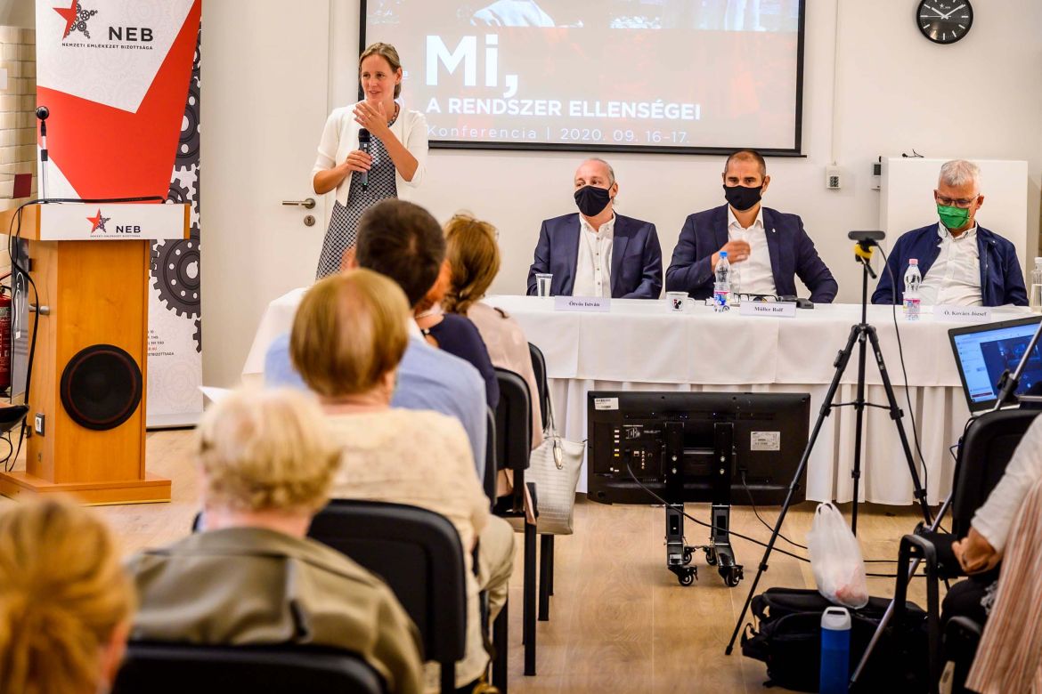 Földváryné Kiss Réka megnyitja a Mi, a rendszer ellenségei című konferenciát 2020 szeptemberében. Forrás: NEB-fotó